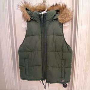 Abercrombie & Fitch woman’s green puffer with faux fur lined removable hood